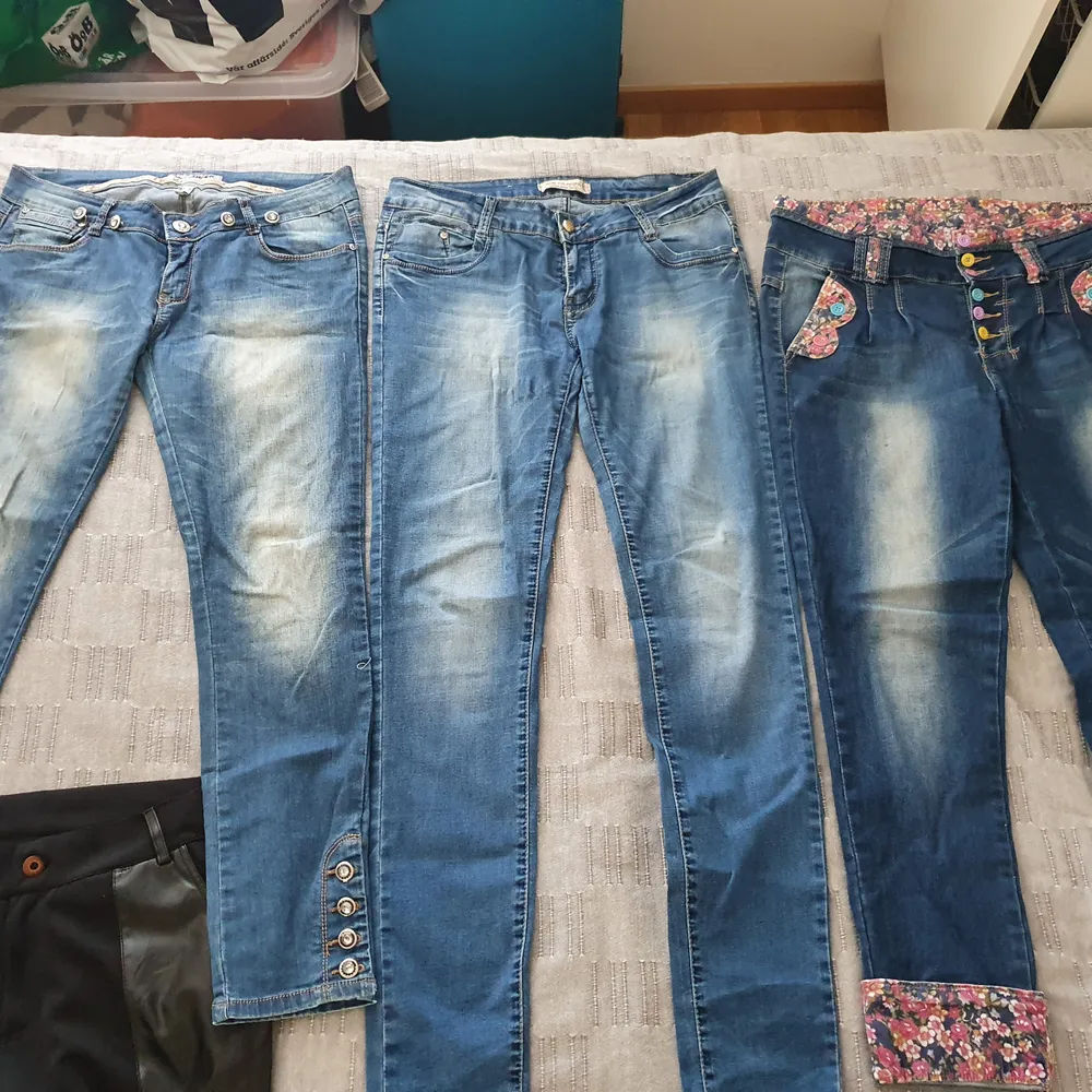 Jag säljer mina dessa kläder eftersom jag använder inte . Alla är I bra skick storlekar är mellan 42-44 . Jeans & Byxor.
