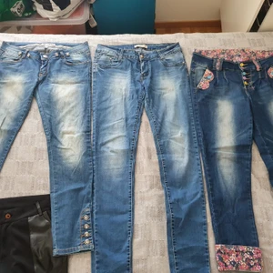 3 par jeans+1 par byxa och en kjol  - Jag säljer mina dessa kläder eftersom jag använder inte . Alla är I bra skick storlekar är mellan 42-44 
