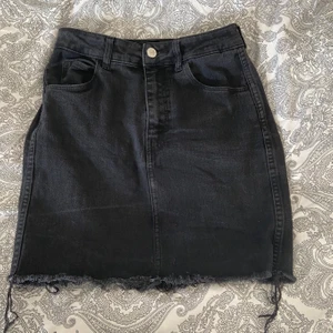 Superfin Jeanskjol  - Min absoluta favorit kjol som nu blivit för liten 😕 den sitter så fint och tajt på kroppen - den är använd rätt mycket så den är lite urtvättad men annars är det inget fel på den!💕 