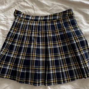 Rutig kjol  - söt rutig kjol i storlek S i oanvänt skick, köparen står för frakt 💕 