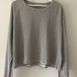 Oversized långärmad från Weekday  - Väldigt skön tröja som enbart är använd några få gånger. Tröjan saknar storlek men är oversized i en boxig modell. Den är vit och svartrandig där de svarta  ränderna är lite ”nätiga”. 