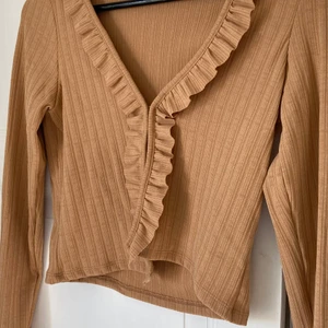 Tröj/kofta - Superfin brun/beige tröja som funkar som kofta också. Aldrig använd, storlek XS. 💕 Nypris: 200kr 