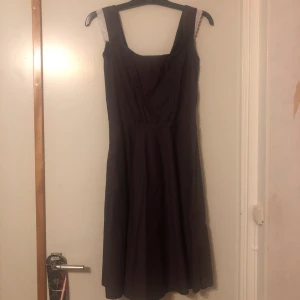 Lila lolita Klänning  - Jättesöt som jag skapat. Mått: byst 76cm, midja 70, längd 85 cm. Tar swish betalning. Betalning sker innan jag går och postar. Jag är inte intresserad av byte.