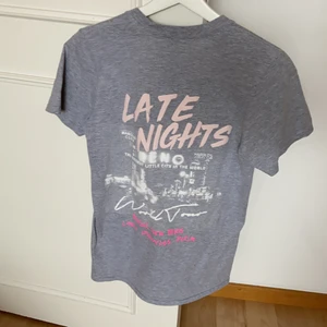 T-shirt med print - T-shirt med print på ryggen. Aldrig använd och är i mycket bra skick köparen står för frakt