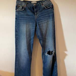 Populära Zara jeans med hål på knät och kant utan sömmar ner till, strl 38 men oversized