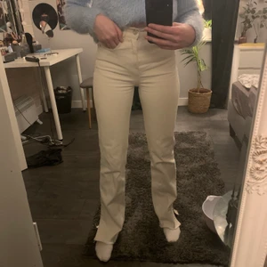 Jeans - Jeans från Pull&Bear med slits, fint skick. Säljer för att de tyvärr är för små🤎 
