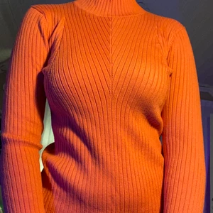 Orange polo  - Super snygg polo! Härlig färg i bra skick🧡