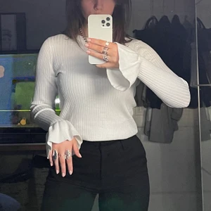 Topp - Vit ribbad topp med volang i ärmen från Lindex. Köparen står för pris+frakt! Meddela mig vid intresse😊