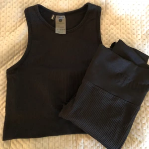 Stronger set xs/s - Stronger tights samt topp i svart ribbat tyg i strlk xs/s nytt från december. Köparen betalar frakten. 