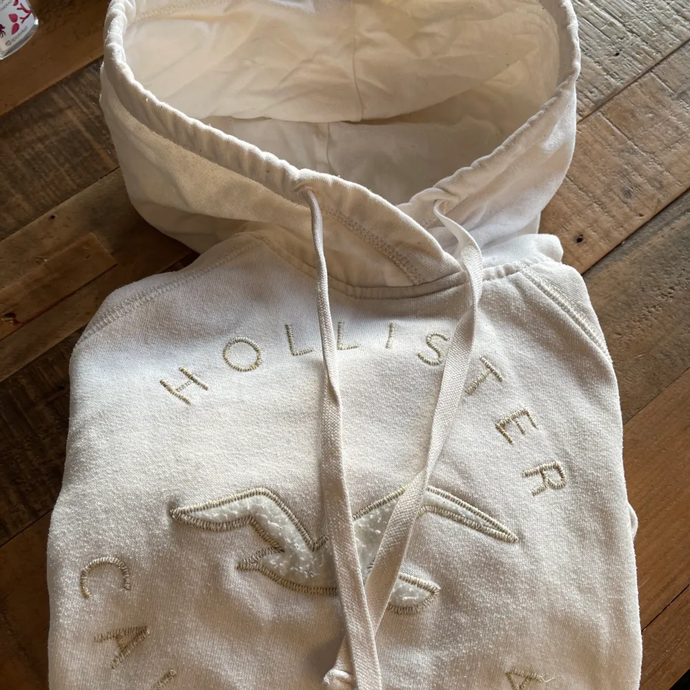 Skitsnygg hoodie ifrån holliser som är köpt i USA. Storlek s men passar oxå m. Vanlig passform. Hel och ren! 😋. Hoodies.