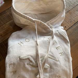 Skitsnygg hoodie ifrån holliser som är köpt i USA. Storlek s men passar oxå m. Vanlig passform. Hel och ren! 😋