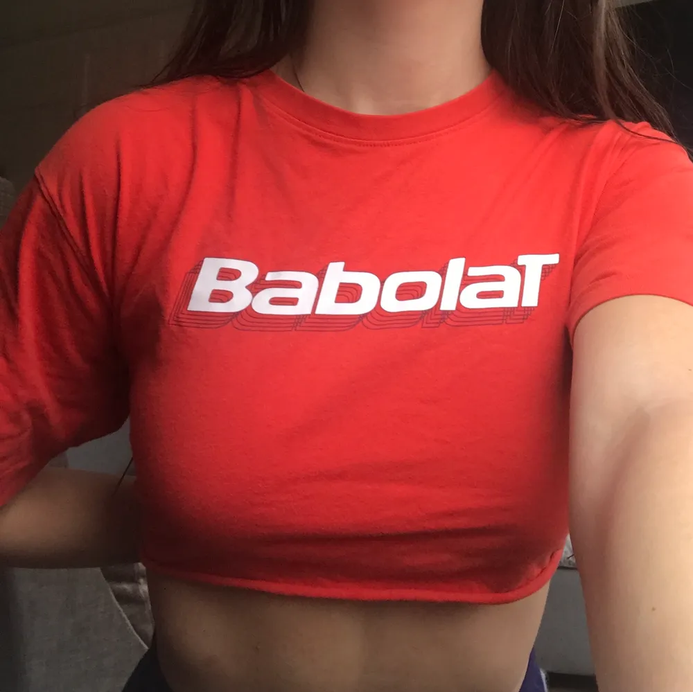 Orange kort t-shirt från babolat, tenniströja. T-shirts.