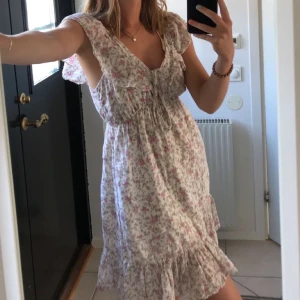 Supersöt sommarklänning - Intressekoll på denna superfina klänningen!! Det är min mammas gamla så det är nog svårt att hitta fler likadana! ⭐️ verkligen superfint blommigt mönster och väldigt söt till sommaren 💓💓