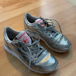 Reebok skor, strl 38.5 - Coola Reebok skor som jag säljer då de tyvärr inte kommer till användning😩 Väldigt fint skick och använda ungefär 2 gånger, storlek 38.5🥰
