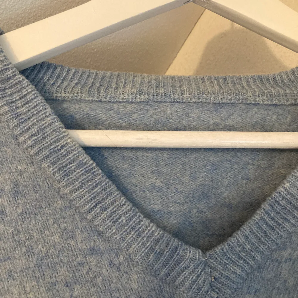 superfin ljusblå v-ringad stickad tröja. Oklar storlek men ganska oversized på mig som är s/m. Köpt secondhand. 🦕🦕🦕. Stickat.