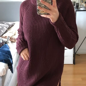 Vinröd stickad klänning Gina tricot - Säljer en fin vinröd stickad klänning från Gina tricot i storlek s! Den är knappt använd och i fint skick! Den har två små slitsar i sidan, den är jättesnygg med tights under. Lite högre i halsen. Kliar inte när man har på den. 💖 den går såklart att ha som tröja oxå över jeans! 