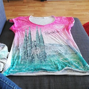 Två fina tröjor från Spanien  - Säljer båda tröjorna för 100kr. Vill man endast ha en så blir det 50 kronor styck. Tröjorna är perfekta för en varm sommar. Köparen står för frakten. 