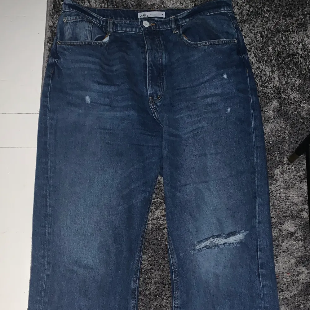 Superfina mörkblåa raka jeans från zara, hål på ena benet och även lite slitningar. Säljer då jag inte fått användning av dom. Pris: 165kr + 66kr frakt 🤍😇. Jeans & Byxor.