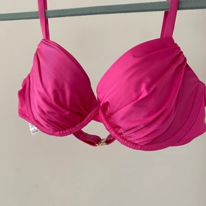 Bikini - Rosa gullig bikini överdel. Aldrig använd så i helt nytt skick!
