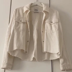 zara jacka  - Fin och trendig croppad vårjacka från zara i ribbat material. köpare står för frakt, men möts även upp. pm för frågor/fler bilder💞