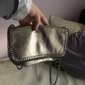 kedjeväska - Väska från ginatricot, oanvänd. Ganska lång kedja