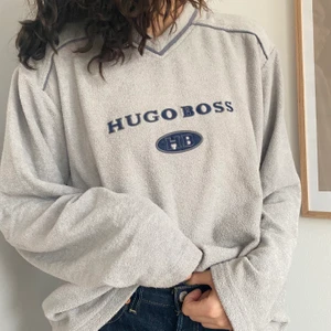 Retro Hugo Boss sweatshirt  - Köpt second hand, i använt skick! Otroligt mysig men används inte längre 🥺 kan mötas upp i Stockholm eller skicka, köparen står för frakt! 