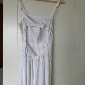 Byxdress med öppen rygg  - Från hollister och endast använd på en midsommar.  Knyts i ryggen men det går bra att ha bh som inte syns ändå💕