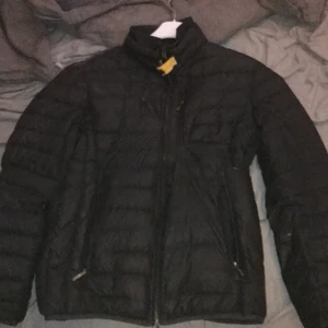 Parajumper jacka  - Storlek L men passar M också, några små hål men inget man tänker på!    Byten funkar