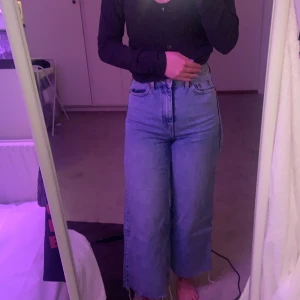 Dr denim ljusblå jeans - Sköna jeans, använda 2 gånger, säljer på grund av att dom blivit för små. Priset går att diskutera 💕