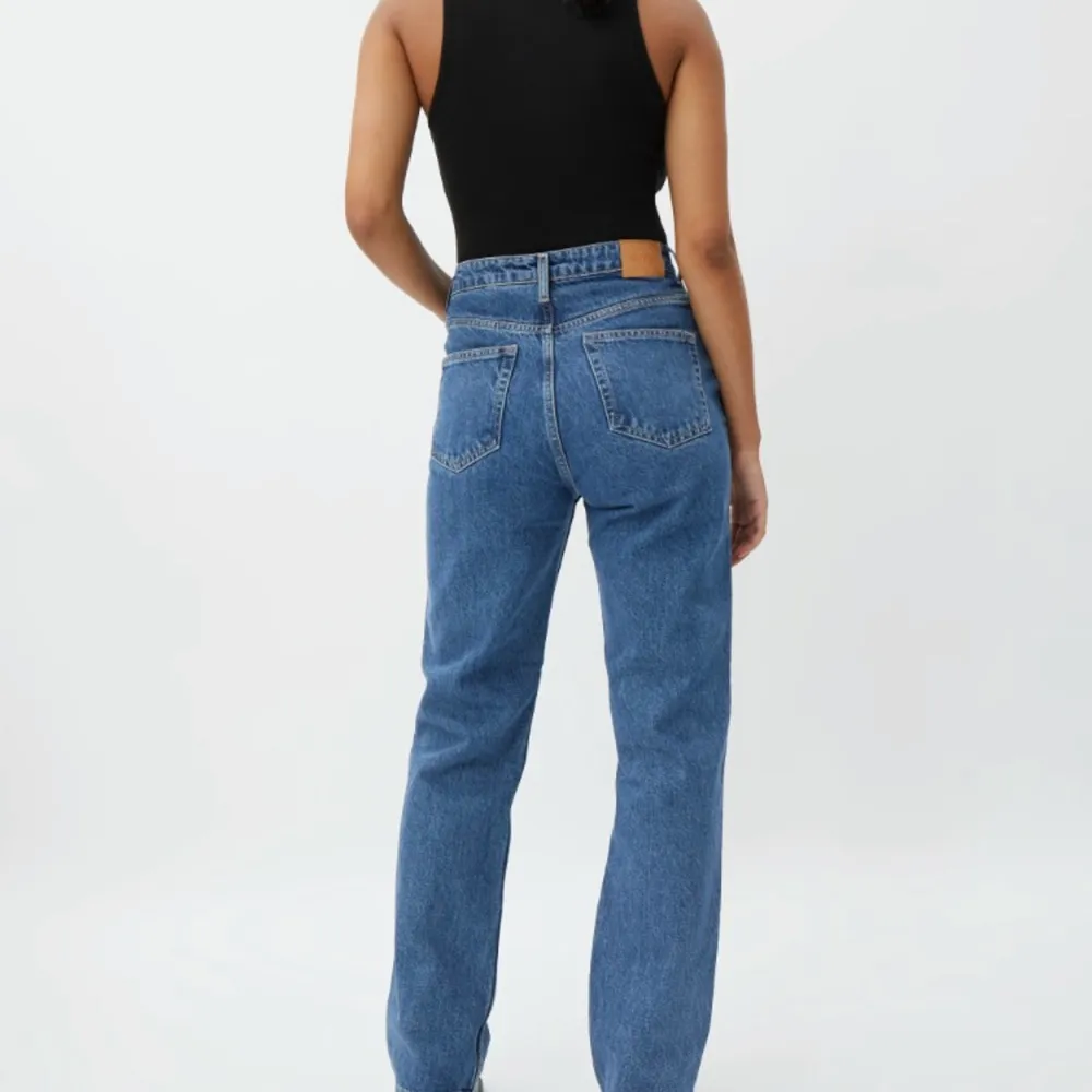 Mörkblå jeans från weekday i modellen Rowe, nästan aldrig använda och köpta för ca 2 månader sedan, pris:300kr +frakt 66kr 💕. Jeans & Byxor.