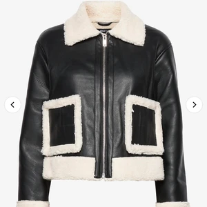 Jacka från Gina tricot, helt ny! - *lånad bild* kan skicka flera bilder på jackan vid intresse. Jackan är helt ny, storlek M.