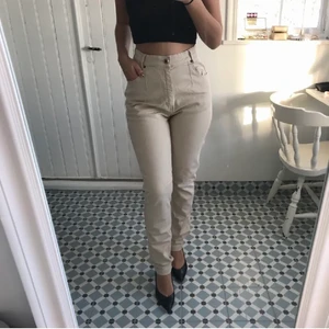 Beige high waist byxor (FRI FRAKT) - Säljer vidare ett par beige high waist byxor köpta här på plick. Storlek 38 men passar även 36. Skulle rekommendera för någon kurvigare. Bilderna är lånade från förra ägaren (@mirianericzon) hon är 165cm. Frakten är gratis. Skriv om du har frågor, jag svarar så fort jag kan💕