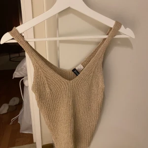 stickad topp - jättesöt stickad topp från hm, croppad i modellen och väldigt stretchig!