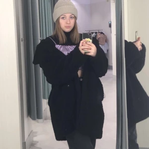 Teddy jacka  - En jätte fin Teddy jacka från H&m, endast använd ett fåtal gånger, nästan som ny. 300kr +frakt (nypris: 600kr)💕