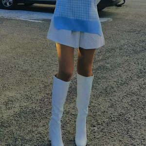 vita knähöga boots - jätte fina och bekväma vita knähöga boots. har haft på mig dem en gång men dem vart för stora för mig. det är storlek 39 på dem. Dem kostade 550 kr när jag köpte dem.