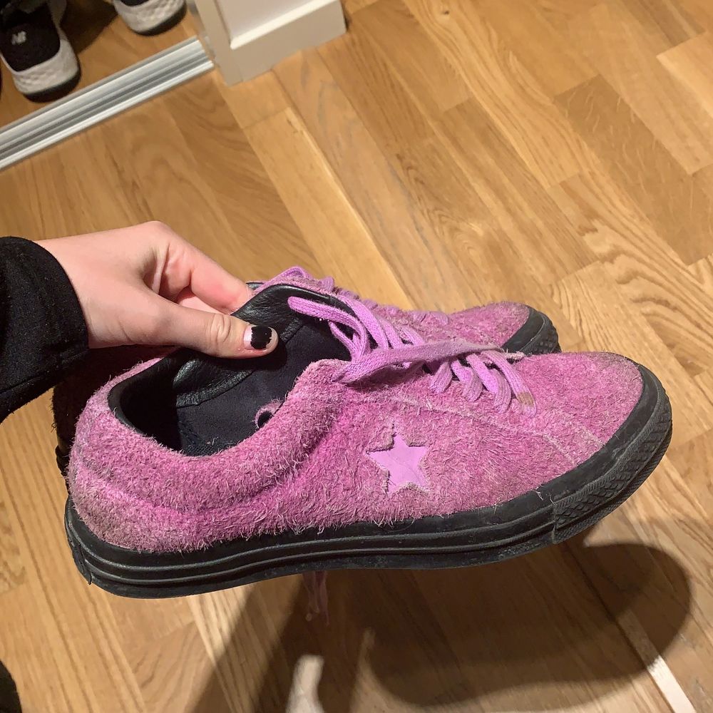 Luddiga lila sneakers från Converse. Skor.