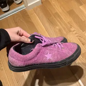 Luddiga lila sneakers från Converse