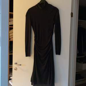 Grå/svart klänning i mjukt material, sparsamt använd