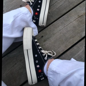 Converse  - Converse med jättesöta broderade blommor på! Dom är high-lift vilket innebär att det är en platå sula🥰 säljer då jag redan har ett par liknande, köpta för 900 kr och sparsamt använda 💞🧚🏼‍♀️ köpare står för frakten!