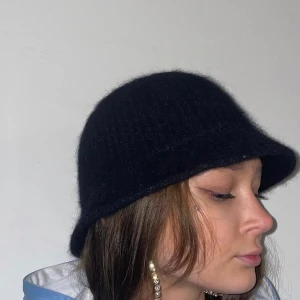 Buckethat - Bra skick, härligt material. Frakten är inräknad!!