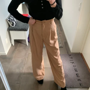 Beige kostymbyxor - Snygga oversize beige kostymbyxor i fint skick