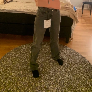Gråa populära zara jeans  - Lägger ut igen pga oseriösa köpare!!! Gråa populära zara jeans i storlek 36, helt slutsålda överallt!! Så fin pass form, Mid Waist straight 💓💓 aldrig använda med lappen kvar. Skriv privat för fler bilder! Köparen står för frakten :)) buda från 150 kr, buda i kommentarerna :) lagt bud är bindande 💖  budgivningen avslutas fredagen den 19/3