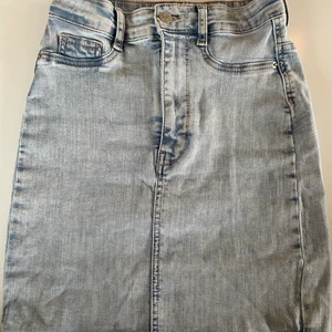 Kort jeanskjol från Gina Tricot - Fin kort jeanskjol från Gina Tricot. Storlek XS.