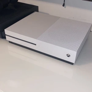 Xbox one S  - Säljer mitt Xbox one S, utmärkt skick. Handkontroll medföljer