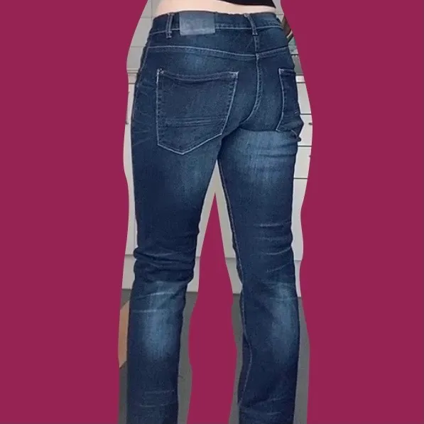 lågmidjade jeans. Från barnavdelningen i strl 170 så de har resår i midjan, helt perfekt för när andra jeans aldrig passar i midjan! Jag på bilden har vanligtvis strl S och är 165cm lång.. Jeans & Byxor.