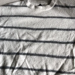 Mysig stickad tröja - Säljer min super mysiga sweatshirt eftersom den inte längre kommer i användning, passar till allt och är super skön 50kr+frakt