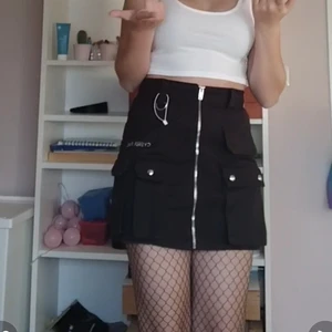 Bershka kjol  - Fett ball kjol från bershka säljer för den är för liten :( fickor som passar mobiltelefon i!!!