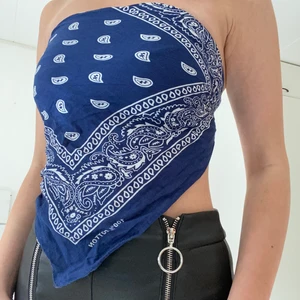 Bandana blå  - Kan användas som accessoar men även topp