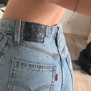 Levi’s Jeans - Skitsnygga Levi’s jeans men som inte kommer till någon användning! Använd endast 1 gång sedan har de bara legat i garderoben🥺 Storlek 25 och passar mig som är S🥰 osäker på vad frakten blir men det kan diskuteras!😁 Kommentera ditt bud!✨