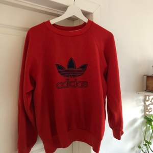 Röd adidas sweatshirt i storlek S med lite puffiga ärmar! 120 kr + 66 kr i frakt.❤️❤️